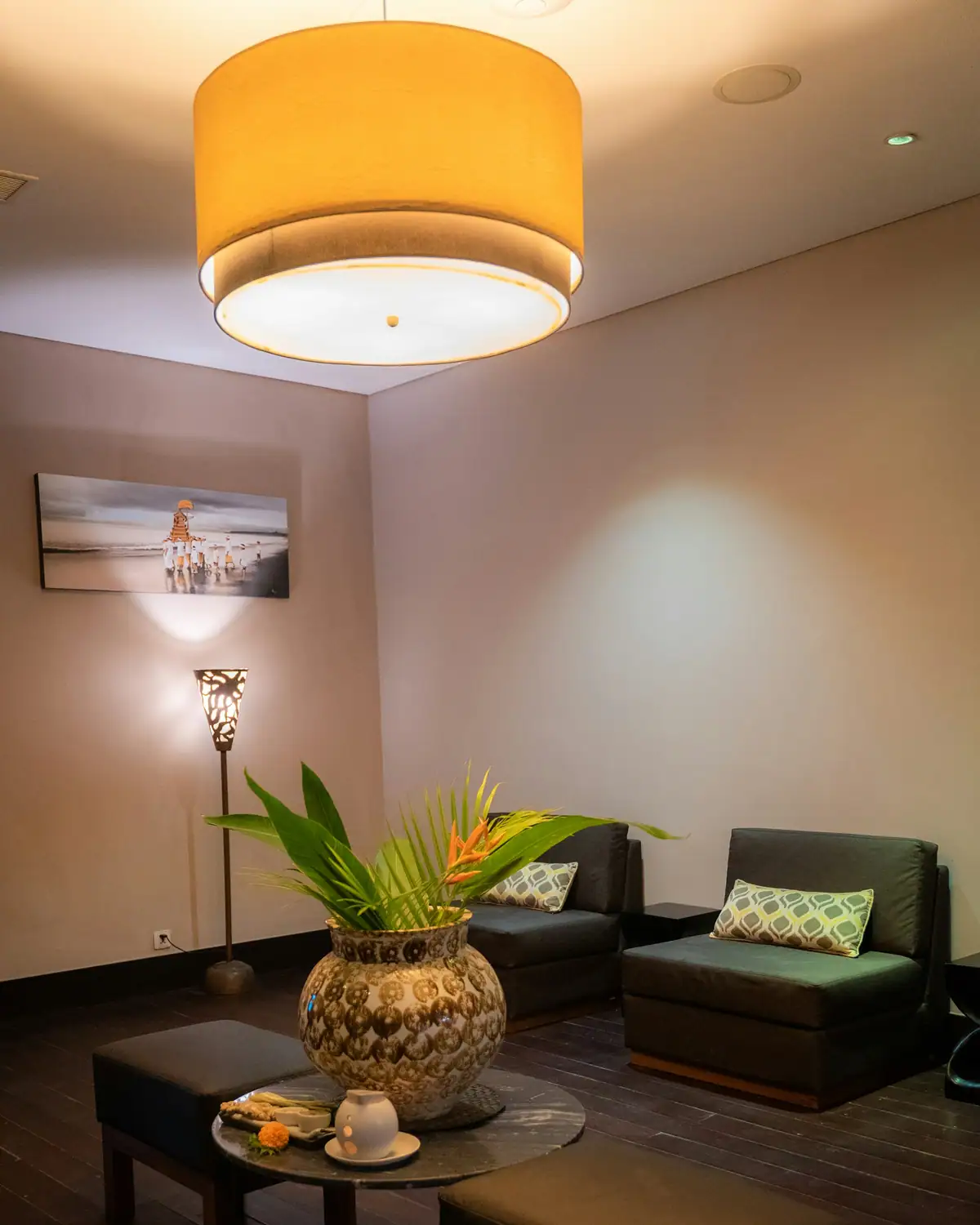 A waiting nook with a yellow lampshade