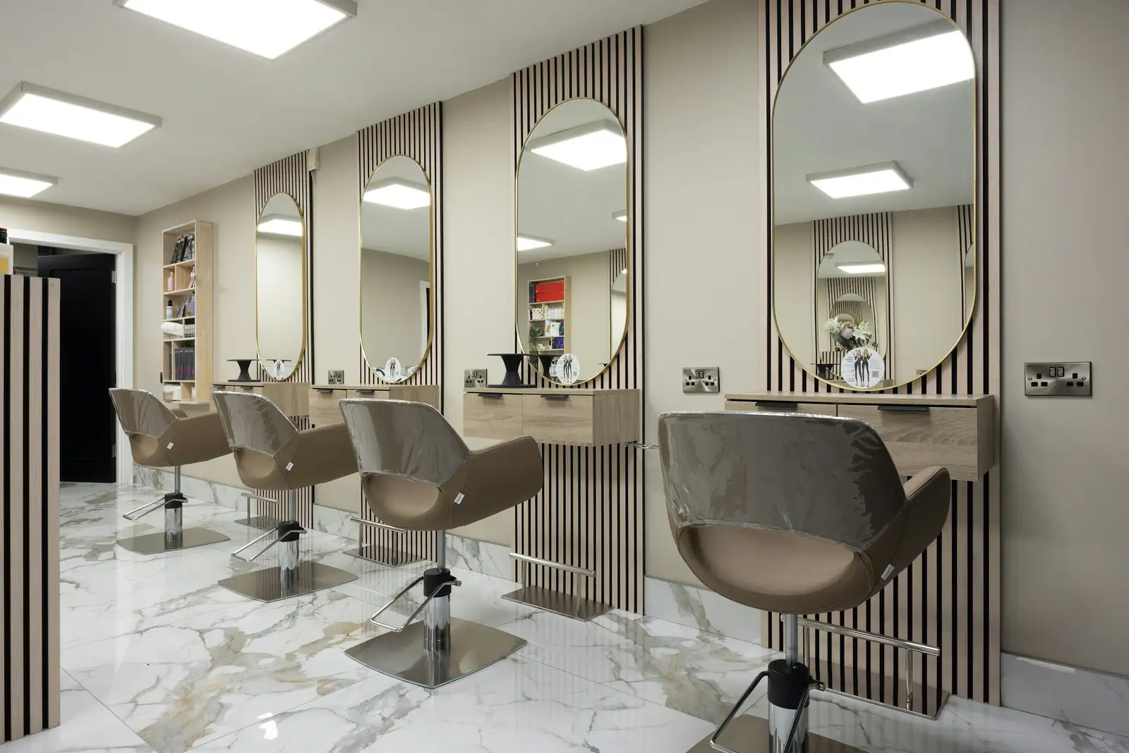 Salon chairs with arched mirrors
