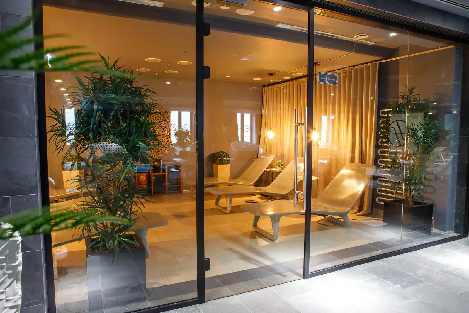 The relaxation lounge seen through a glass front